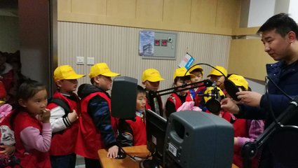 小記者班學(xué)員走進(jìn)無(wú)錫廣電,探秘節(jié)目制作全過(guò)程